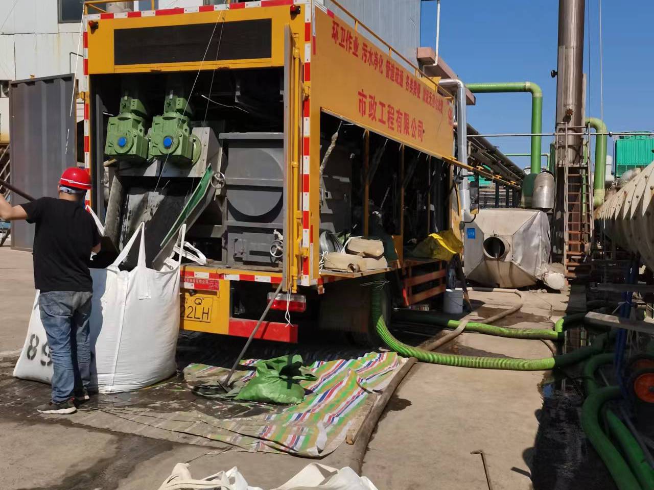 黎安镇淤泥压干处理